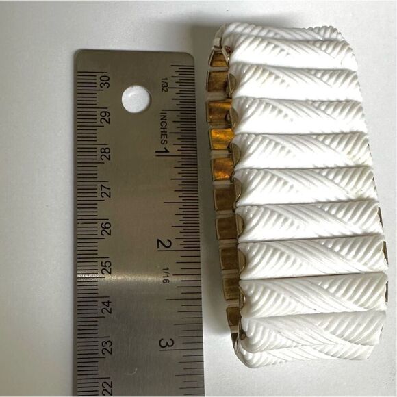 vintage  white thermoset gold tone rope design  expansion bracelet - Picture 3 of 7